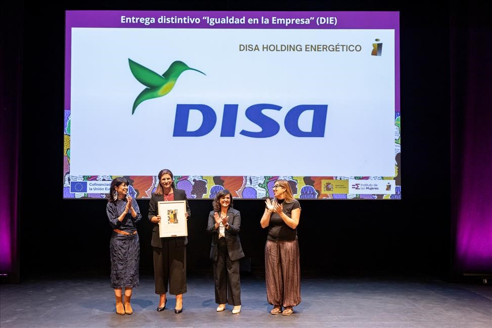Miriam López,directora de Personas y Organización de DISA, recoge la distinción del Ministerio de Igualdad..jpg
